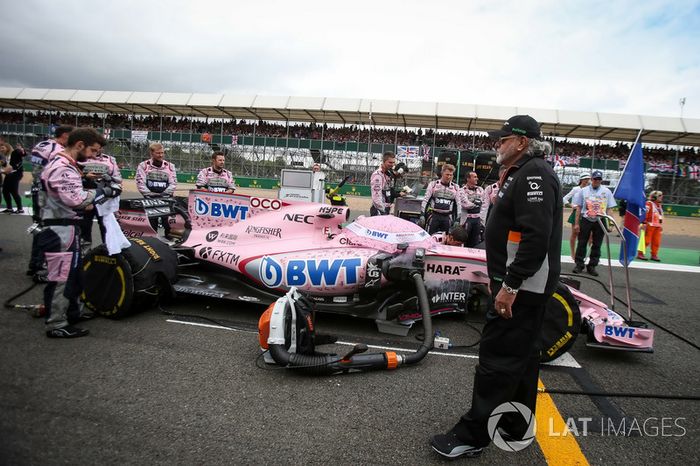 Dr. Vijay Mallya, dueño de Sahara Force India Formula One Team en el coche de Esteban Ocon, Sahara Force India VJM10