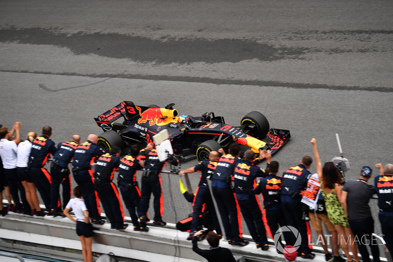 Daniel Ricciardo, Red Bull Racing RB13 crosses the line