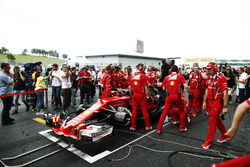 The Ferrari team frantically try to fix the Kimi Raikkonen Ferrari SF70H on the grid, Journalist Jonathan Noble looks on it