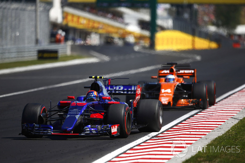 Carlos Sainz Jr., Scuderia Toro Rosso STR12, Fernando Alonso, McLaren MCL32