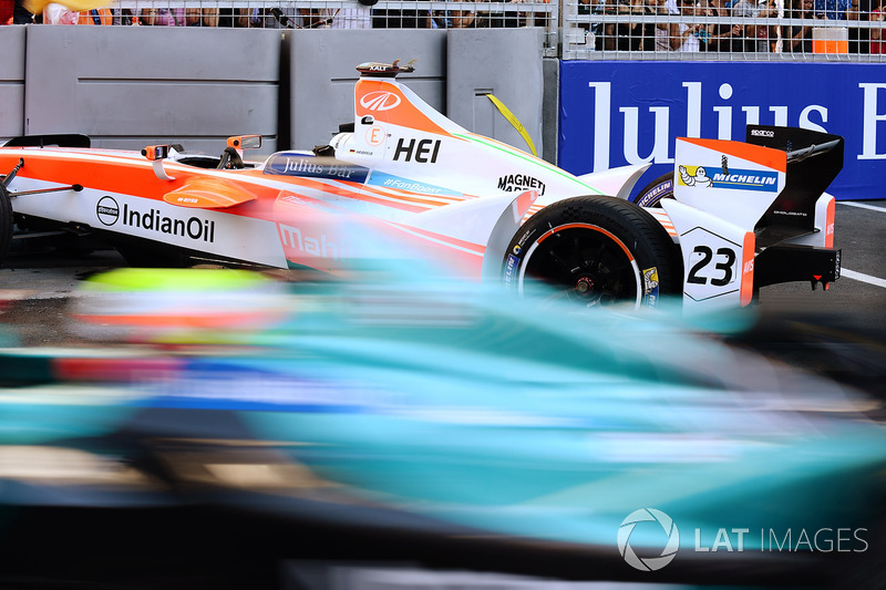 Oliver Turvey, NEXTEV TCR Formula E Team, passes the crashed car of Nick Heidfeld, Mahindra Racing