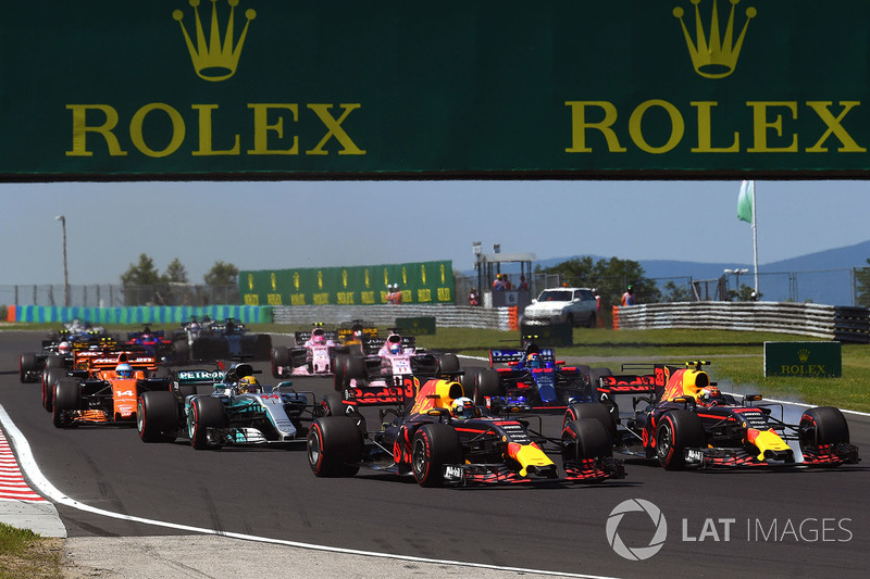 Daniel Ricciardo, Red Bull Racing RB13 y Max Verstappen, Red Bull Racing RB13 al inicio