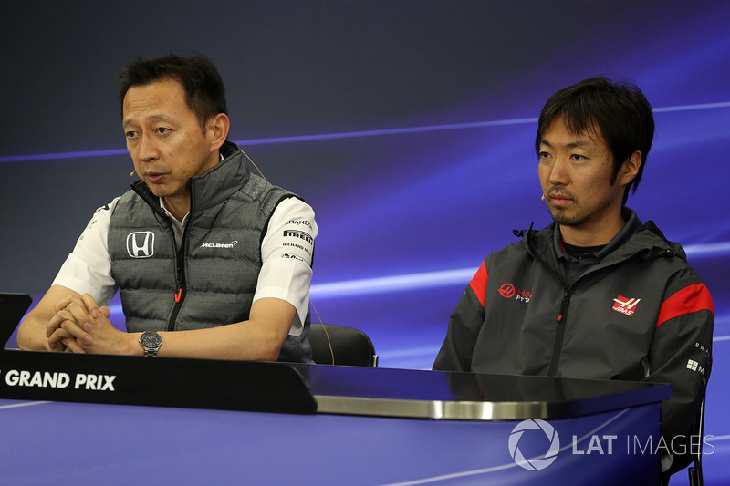 Yusuke Hasegawa, Kepala Honda Motorsport, dan Ayao Komatsu, Teknisi Haas F1 di konferensi pers