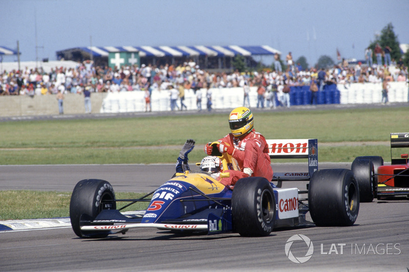 1991 İngiltere: Mansell, Senna'yı aracının üzerinde taşıyor