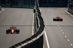 Fernando Alonso, McLaren MCL32, Kimi Raikkonen, Ferrari SF70H