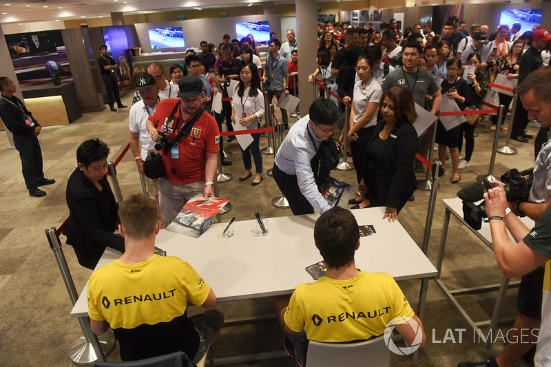 Nico Hulkenberg, Renault Sport F1 Team and Jolyon Palmer, Renault Sport F1 Team sign autographs for the fans