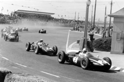 Джек Бребем (Cooper T53 Climax), Ден Герні (BRM P48), Джон Сьортіс (Lotus 18 Climax) і Стірлінг Мосс