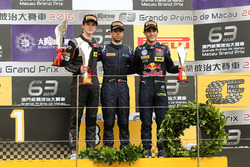 Podium : le vainqueur António Felix da Costa, Carlin Dallara Volkswagen ; le deuxième Callum Ilott, Van Amersfoort Racing Dallara Mercedes ; le troisième Sérgio Sette Camara, Carlin Dallara Volkswagen