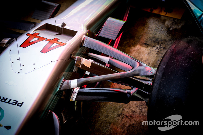 Mercedes AMG F1 W07 nose and front suspension detail