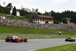 Sebastian Vettel, Ferrari SF70H, achter Daniel Ricciardo, Red Bull Racing RB13