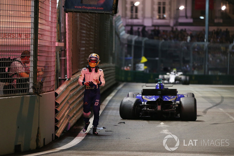 Il ritirato Marcus Ericsson, Sauber C36 torna ai box dopo l'incidente