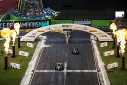 Team Germany Sebastian Vettel, bat le pilote du Team Colombia Juan Pablo Montoya, en pilotant l'Ariel Atom Cup