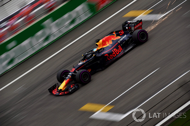 Daniel Ricciardo, Red Bull Racing RB14 and sparks