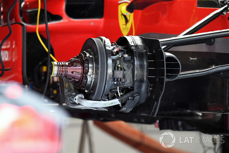Ferrari SF71H freno delantero y detalle del cubo de la rueda