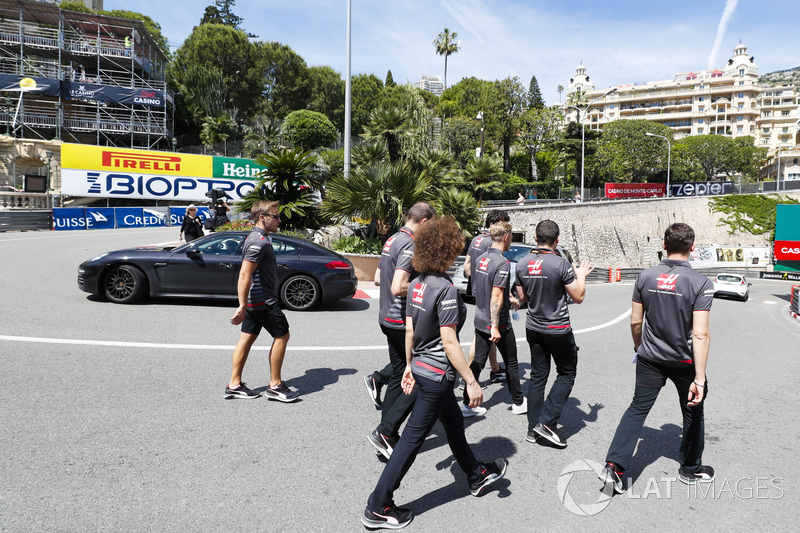 Kevin Magnussen, Haas F1 Team, lors de la reconnaissance de piste