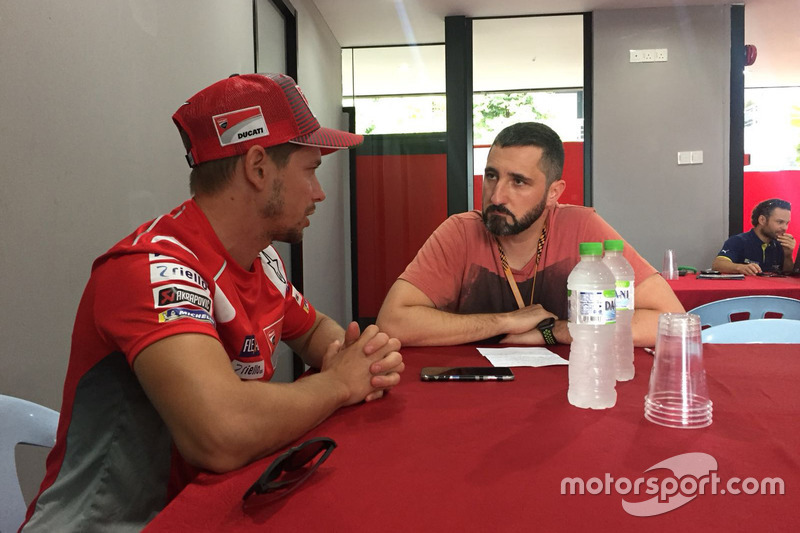 Кейсі Стоунер, Ducati Team, дає інтерв'ю редактору Motorsport.com Оріолю Пучдемону
