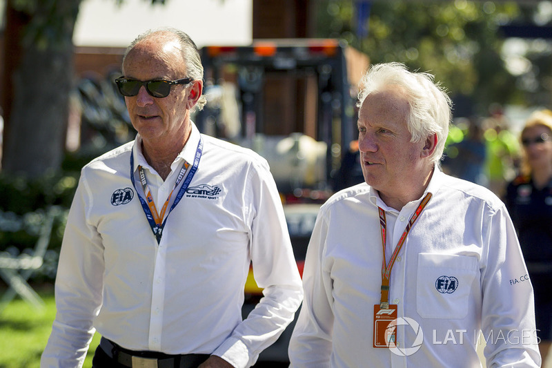 Charlie Whiting, Delegato FIA cammina lungo il circuito