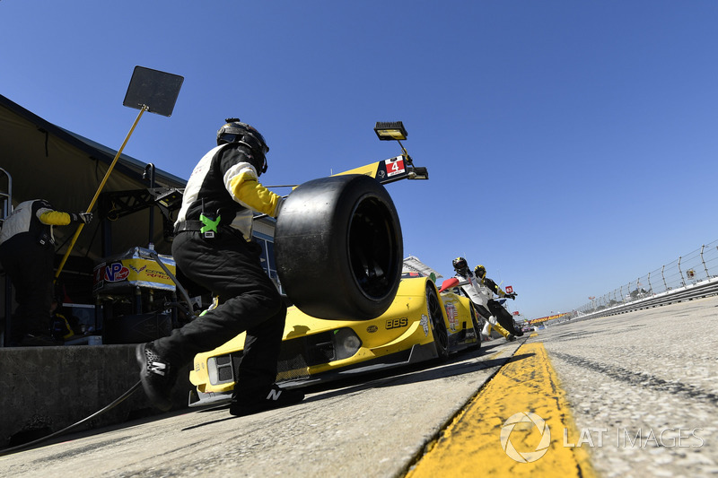 #4 Corvette Racing Chevrolet Corvette C7.R, GTLM: Oliver Gavin, Tommy Milner, Marcel Fassler pit sto