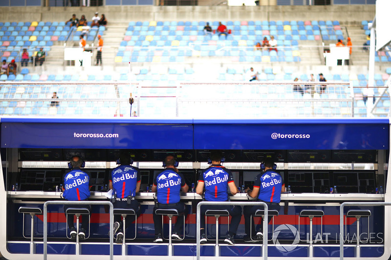 Les membres de l'écurie Toro Rosso sur le muret des stands