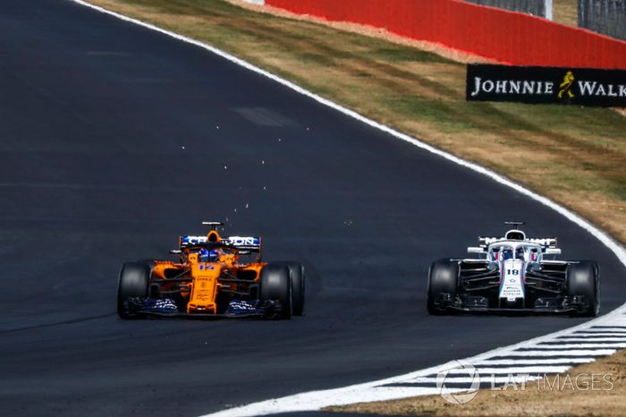 Fernando Alonso, McLaren MCL33 y Lance Stroll, Williams FW41
