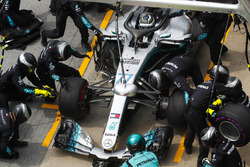 Valtteri Bottas, Mercedes AMG F1 W09, au stand