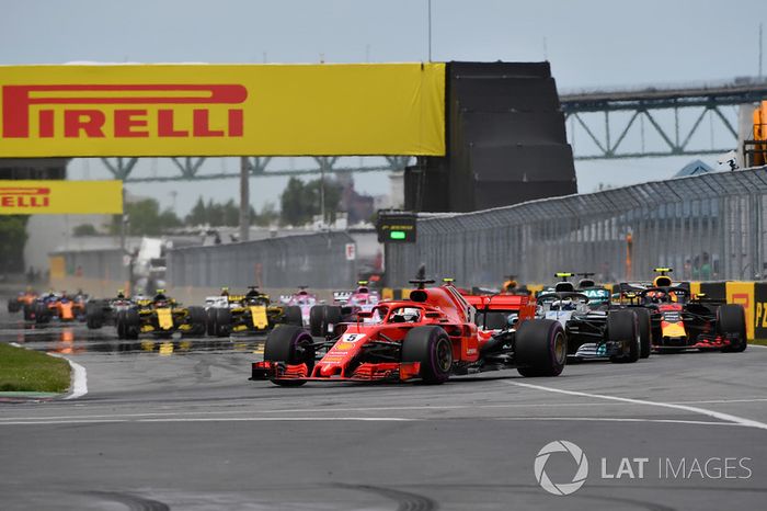 Sebastian Vettel, Ferrari SF71H por delante de Valtteri Bottas, Mercedes-AMG F1 W09 al inicio de la carrera