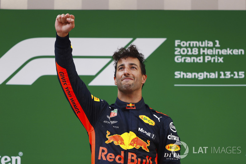 Daniel Ricciardo, Red Bull Racing, merayakan kemenangan di podium