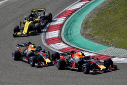 Max Verstappen, Red Bull Racing RB14 precede Daniel Ricciardo, Red Bull Racing RB14 e Nico Hulkenberg, Renault Sport F1 Team R.S. 18