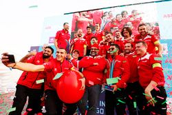 Ganador de la carrera Felix Rosenqvist, Mahindra Racing, Dilbagh Gill, CEO, director del equipo Mahi