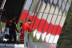Podio: il terzo classificato Sebastian Vettel, Ferrari, spruzza lo champagne sul podio, accanto al vincitore della gara Max Verstappen, Red Bull Racing