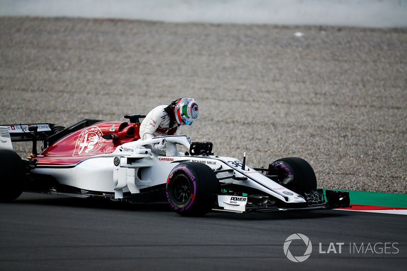 Antonio Giovinazzi, Sauber C37, si ferma in pista