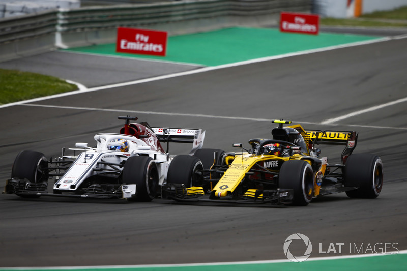 Marcus Ericsson, Sauber C37, lotta con Carlos Sainz Jr., Renault Sport F1 Team R.S. 18