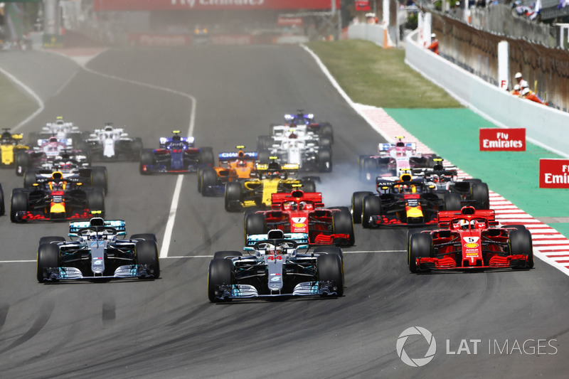 Inicio: Lewis Hamilton, Mercedes AMG F1 W09, lidera Valtteri Bottas, Mercedes AMG F1 W09, Sebastian Vettel, Ferrari SF71H, Kimi Raikkonen, Ferrari SF71H, Max Verstappen, Red Bull Racing RB14 y el resto del grupo