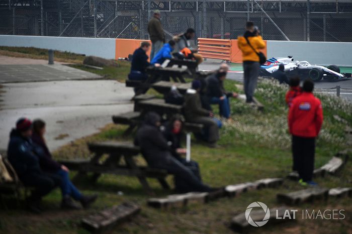 Fans miran a Sergey Sirotkin, Williams FW41