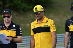 Carlos Sainz Jr., Renault Sport F1 Team walks the track