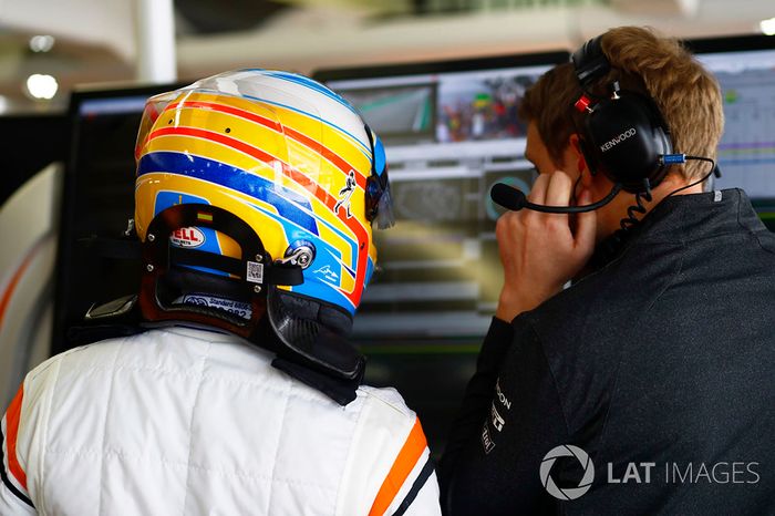 Fernando Alonso, McLaren, conversa con su ingeniero en el garaje