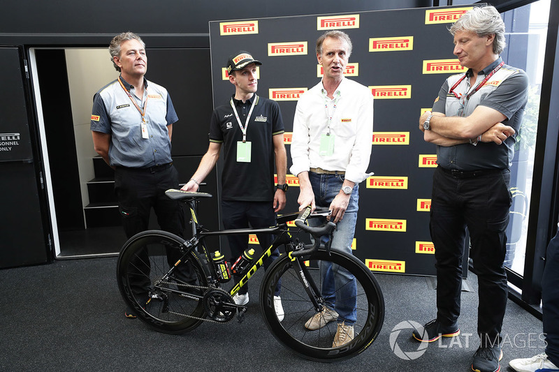 Гоночний директор Pirelli Motorsport Маріо Ізола, Саймон Єйтс