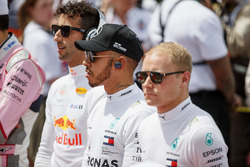 Daniel Ricciardo, Red Bull Racing, Lewis Hamilton, Mercedes AMG F1, en Valtteri Bottas, Mercedes AMG F1, tijdens het volkslied