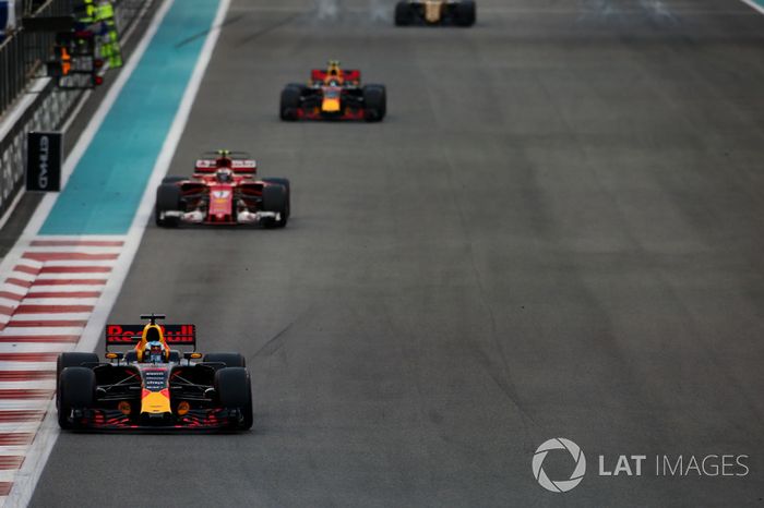 Daniel Ricciardo,  Red Bull Racing RB13, Kimi Raikkonen, Ferrari SF70H, y Max Verstappen,  Red Bull Racing RB13