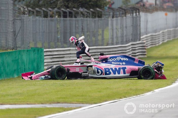 Sergio Perez, Racing Point RP19, sale de su coche tras su accidente en la FP1 de Monza
