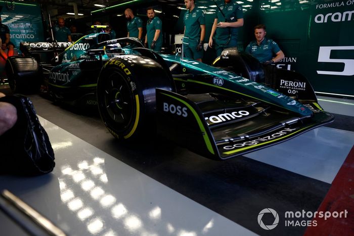 Sebastian Vettel, Aston Martin AMR22, en el garaje