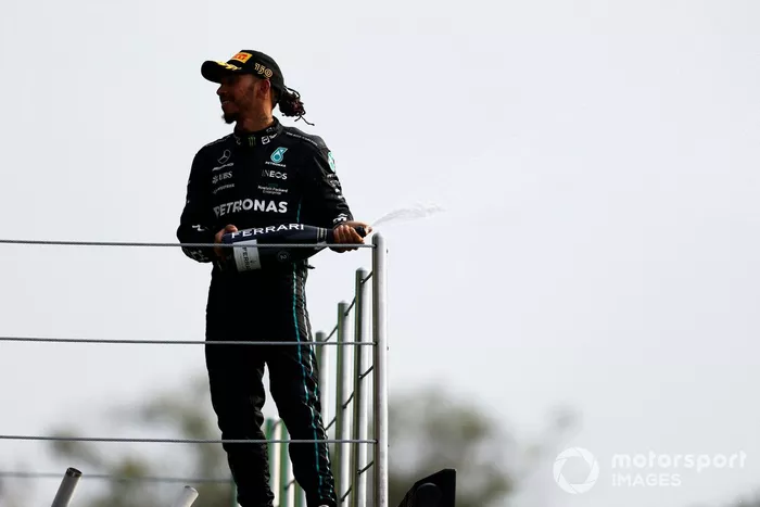 Podio: segundo lugar Lewis Hamilton, Mercedes AMG