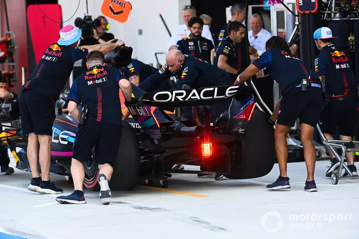Max Verstappen, Red Bull Racing RB19, en boxes