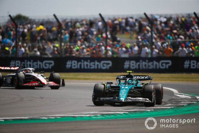 Fernando Alonso, Aston Martin AMR23, Kevin Magnussen, Haas VF-23