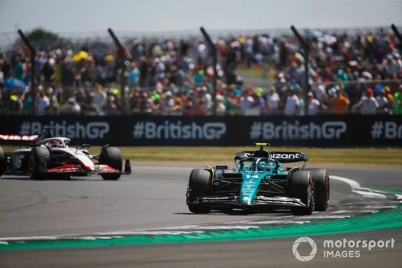 Fernando Alonso, Aston Martin AMR23, Kevin Magnussen, Haas VF-23
