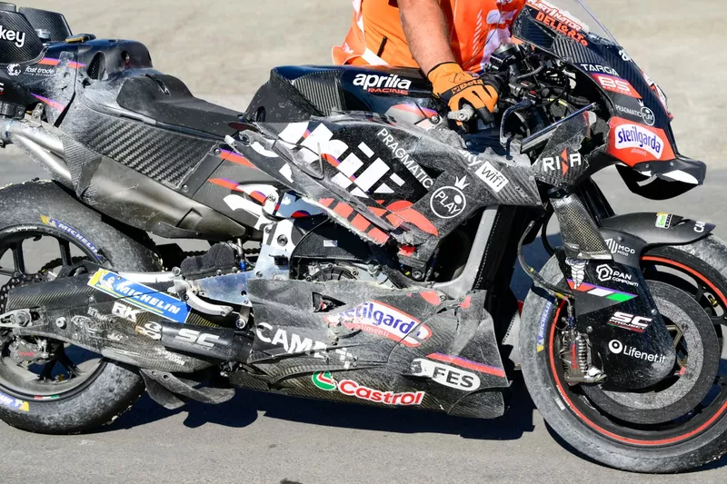  Une Aprilia Factory Racing accidentée est repoussée vers le paddock.