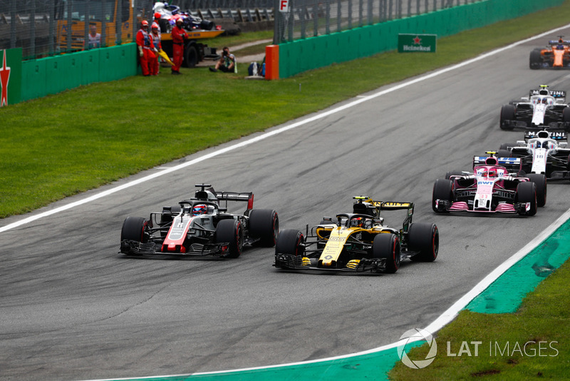 Carlos Sainz Jr., Renault Sport F1 Team RS 18, battles with Romain Grosjean, Haas F1 Team VF-18, ahead of Esteban Ocon, Racing Point Force India VJM11, Lance Stroll, Williams FW41, and Sergey Sirotkin, Williams FW41