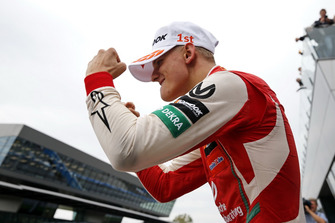 Подіум: переможець Мік Шумахер, PREMA Theodore Racing Dallara F317 - Mercedes-Benz