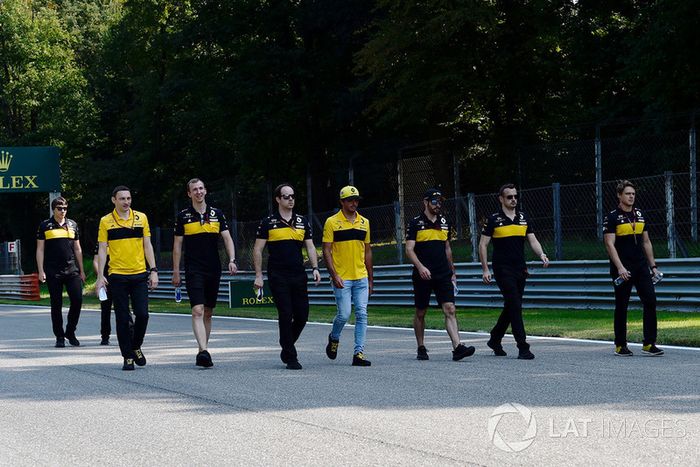 Carlos Sainz Jr., Renault Sport F1 Team, recorre la pista con el equipo