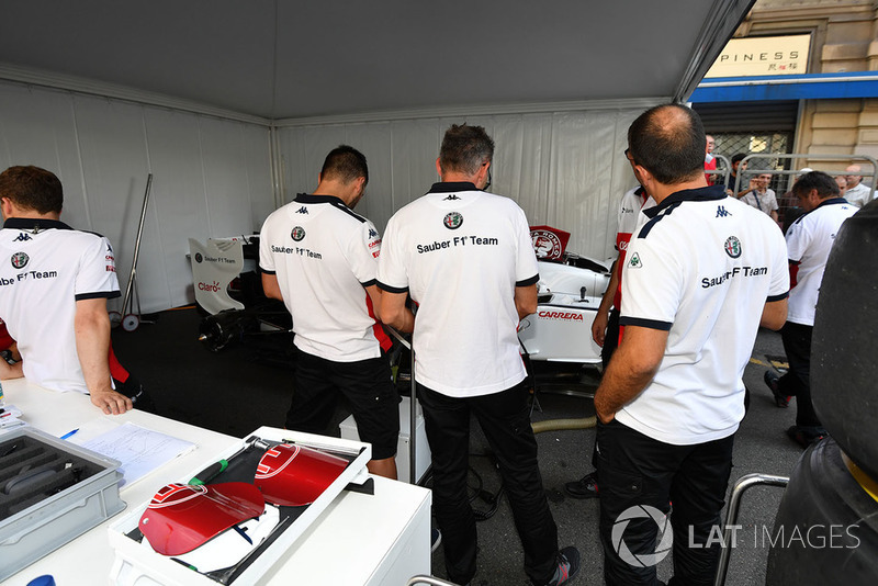 Sauber garage